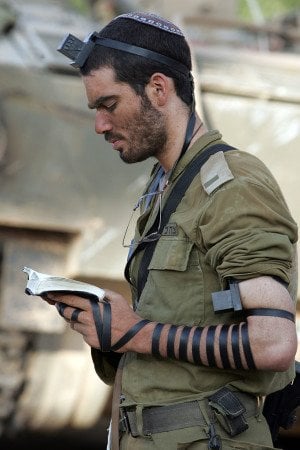 קצין מניח תפילין