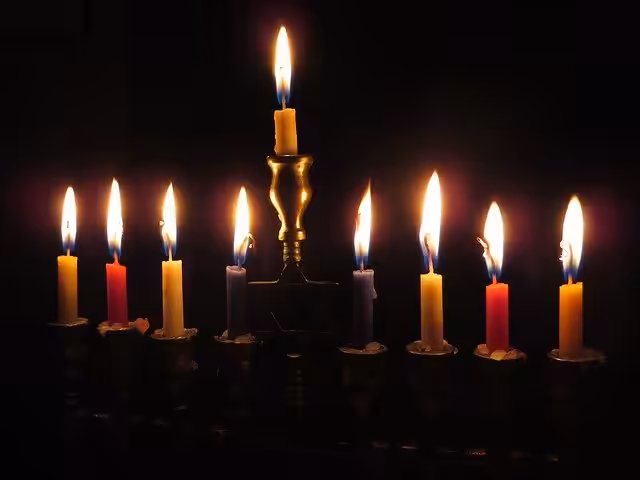 נרות חנוכה בחנוכיה לחנוכה