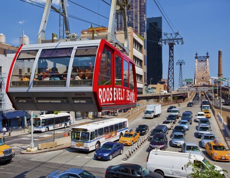 קרון רכבל רוזוולט איילנד מעל הרחוב במנהטן