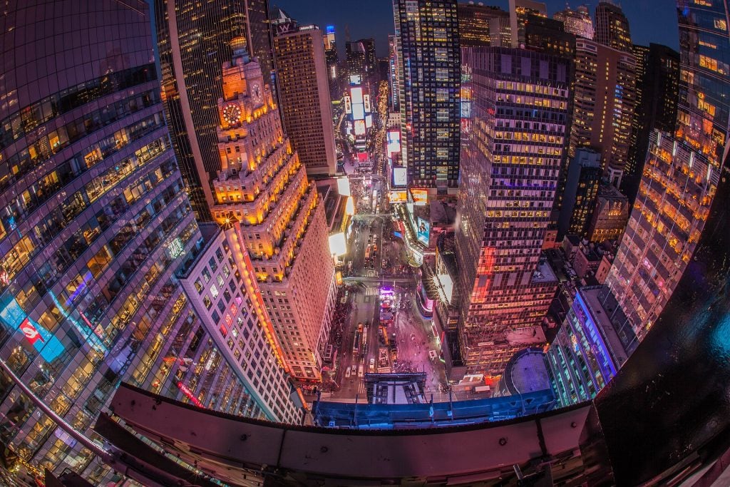 טיימס סקוור בלילה מגובה רב, מבט מגג בניין One Times Square