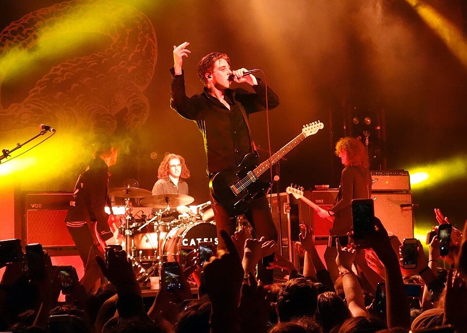 Catfish and the Bottlemen בהופעת ארכיון ב־Brooklyn Steel בשנת 2017