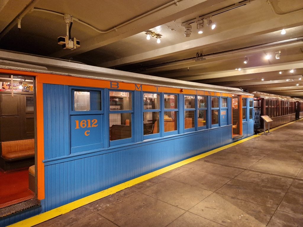 קרונות רכבת תחתית היסטוריים על הרציף במוזיאון התחבורה