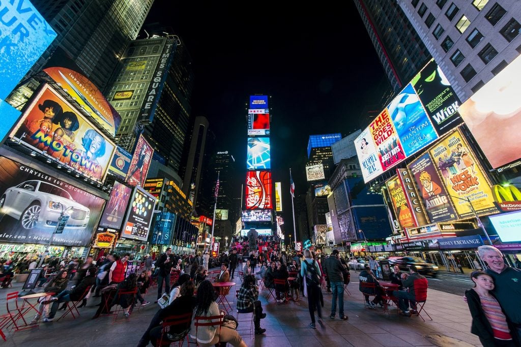 וואן טיימס סקוור בלילה, הבניין שבו נמצא Times Square Skywalk
