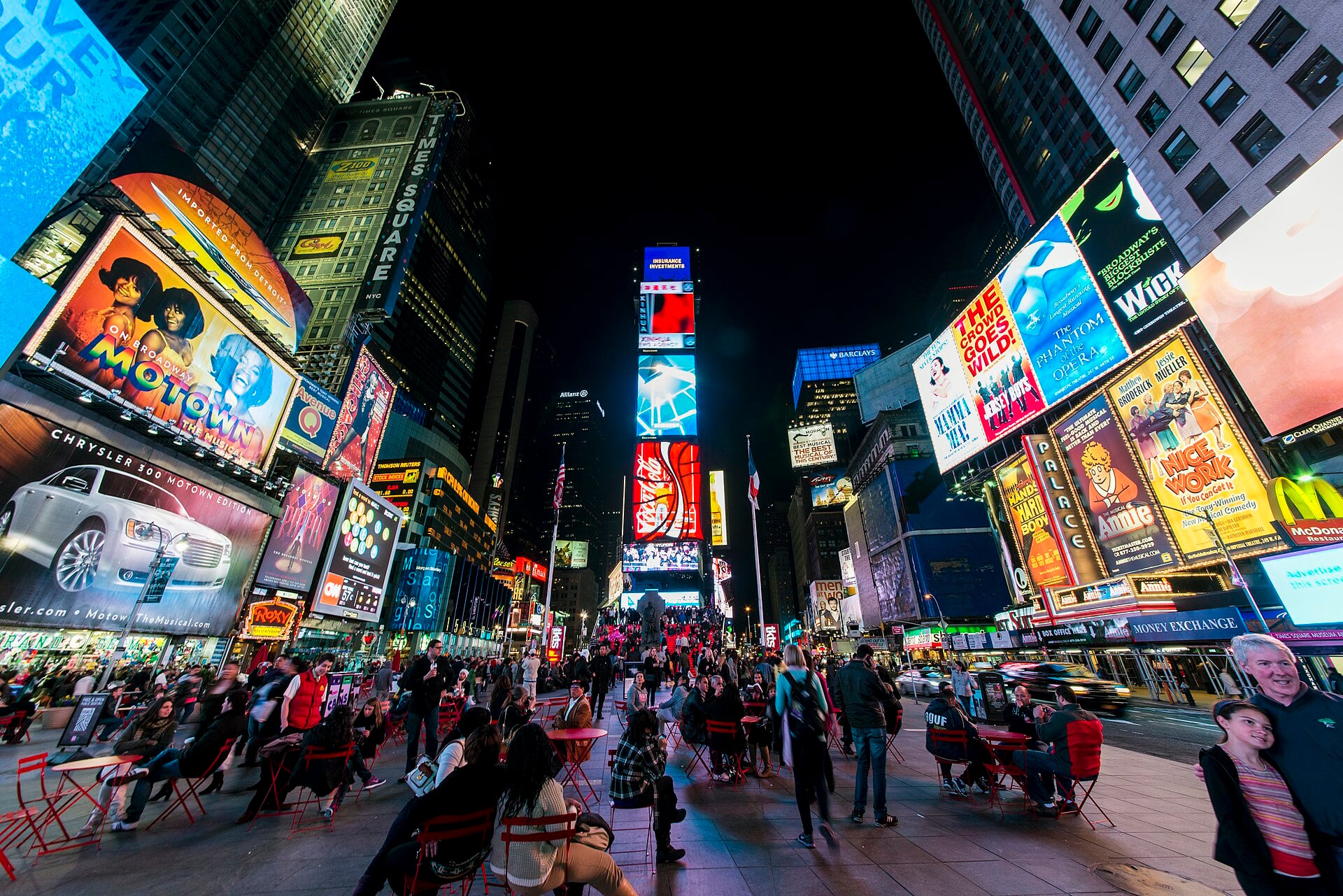 וואן טיימס סקוור בלילה, הבניין שבו נמצא Times Square Skywalk