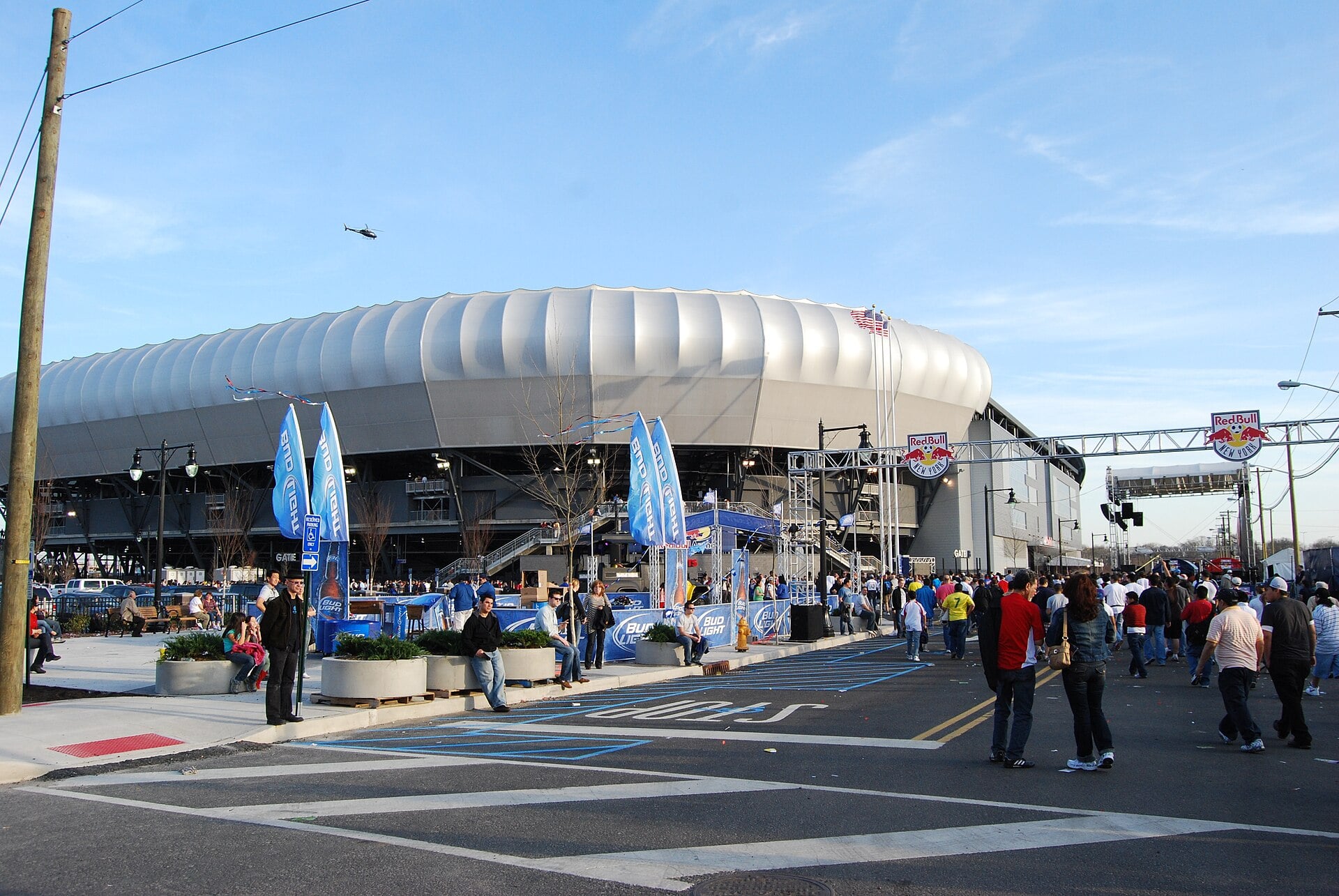 האצטדיון בהריסון מבחוץ, בתקופה שנקרא רד בול ארנה: מעטפת כסופה וגג מעל היציעים