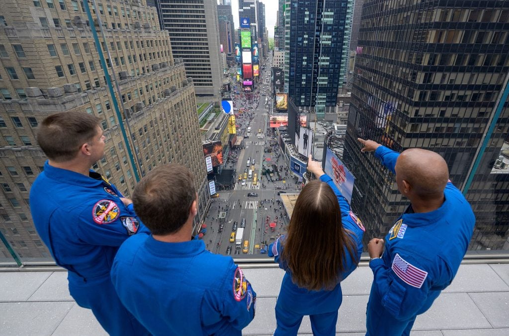 צוות ארטמיס 2 של נאס״א על מרפסת Times Square Skywalk, מעל טיימס סקוור